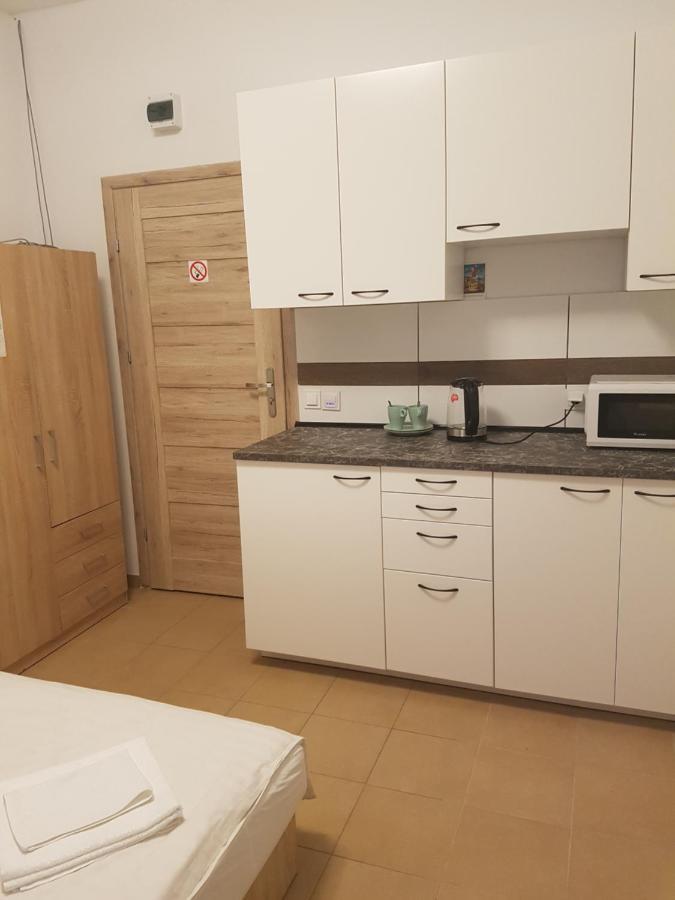 Hostel Mleczna - Metro Zacisze Warszawa Exteriör bild