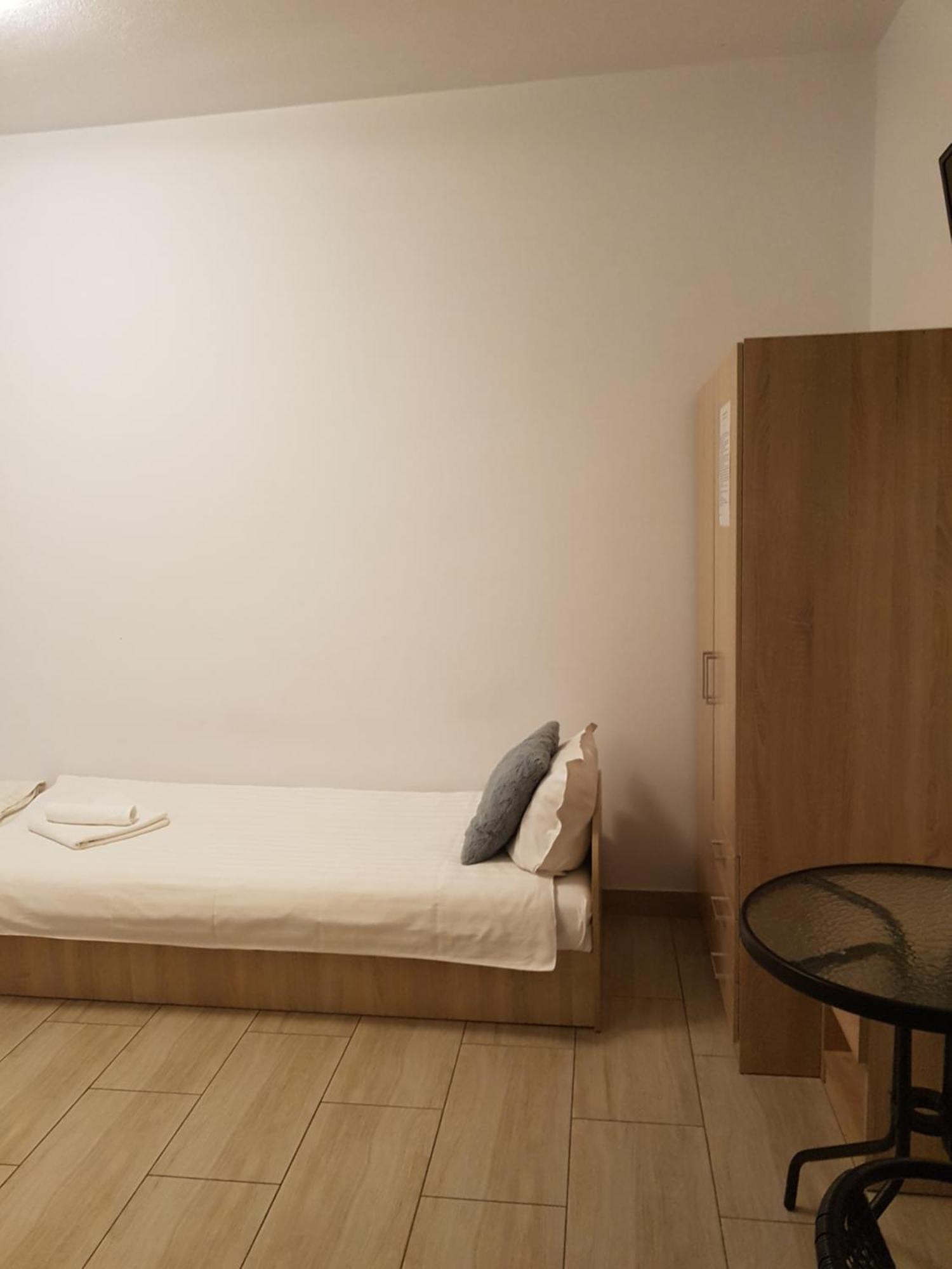 Hostel Mleczna - Metro Zacisze Warszawa Exteriör bild